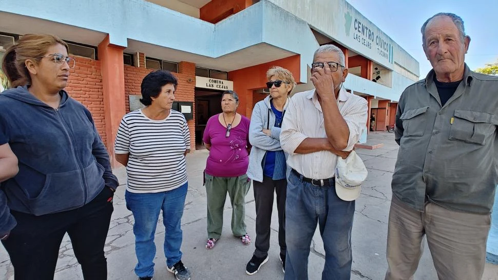 DAMNIFICADOS. Vecinos de Las Cejas denunciaron que no cobran sus pensiones y jubilaciones desde agosto.