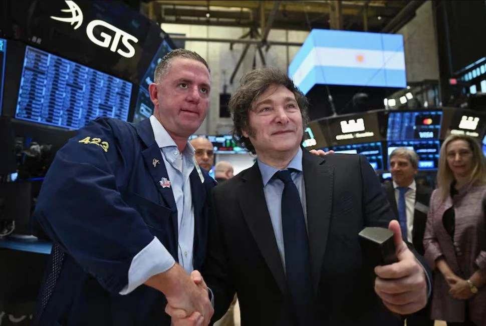 EN WALL STREET. Javier Milei posa con las autoridades de la Bolsa de Nueva York, durante su visita a EEUU.