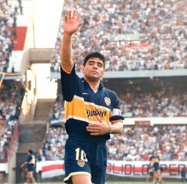 DESPEDIDA. Diego saluda a la hinchada de Boca que estuvo en el Monumental.