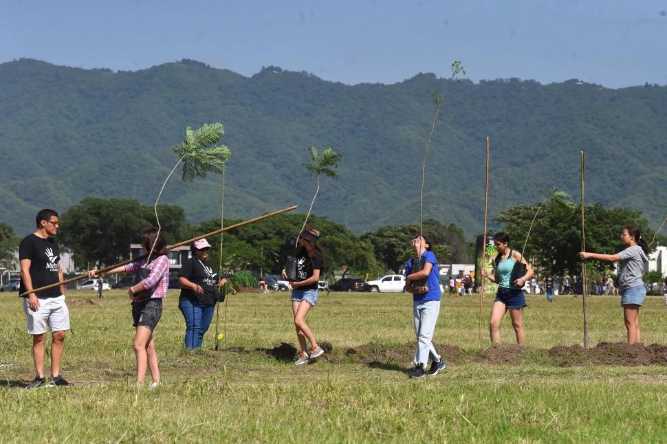 MANOS A LA OBRA. Apenas iniciada la jornada, los visitantes fueron a buscar su lugar en el terreno para dejar su compromiso con el parque universitario Julio Prebisch. la gaceta / foto de analia jaramillo