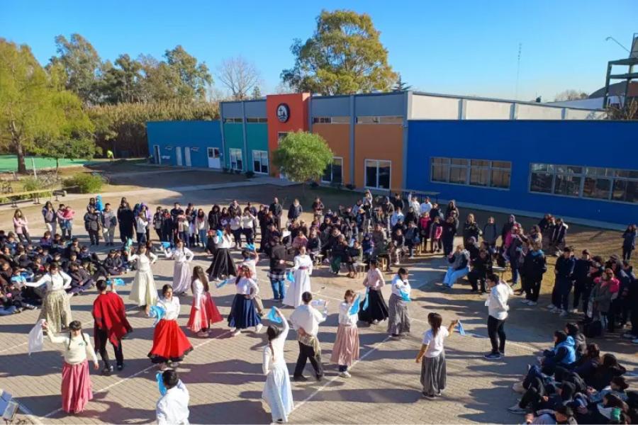 El colegio se fundó en 2012. Actualmente enseña a cerca de 700 niños y adolescentes.