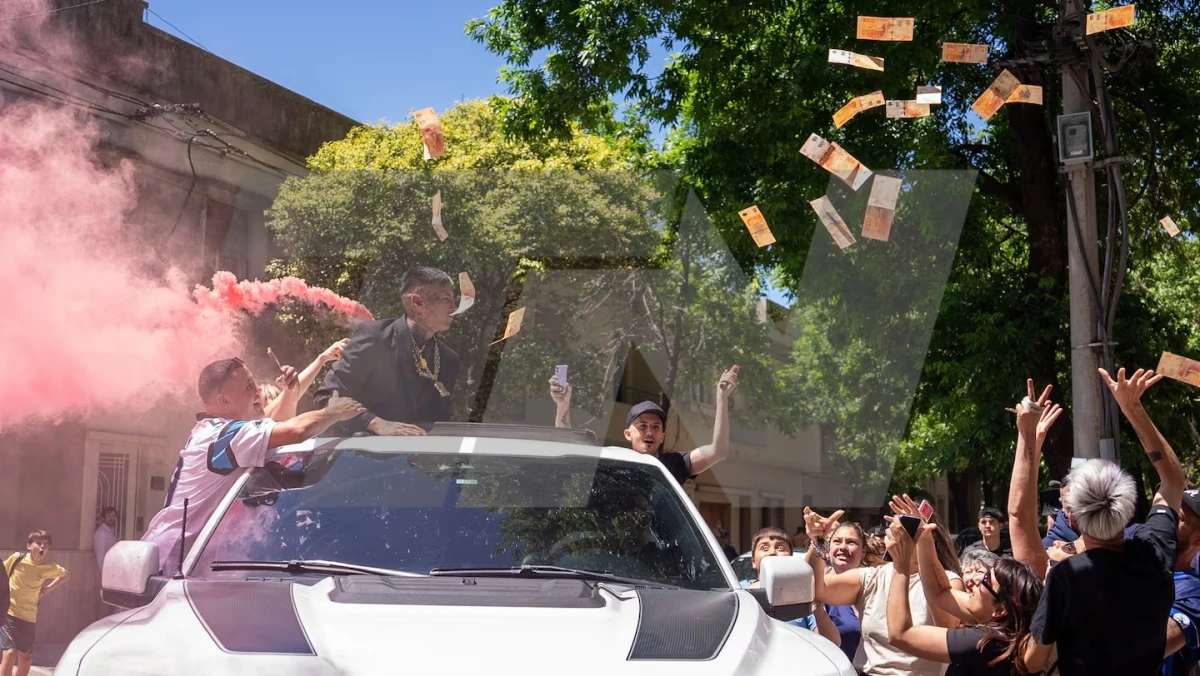 L-GANTE. El cantante festejó tirándoles billetes a sus fanáticos.