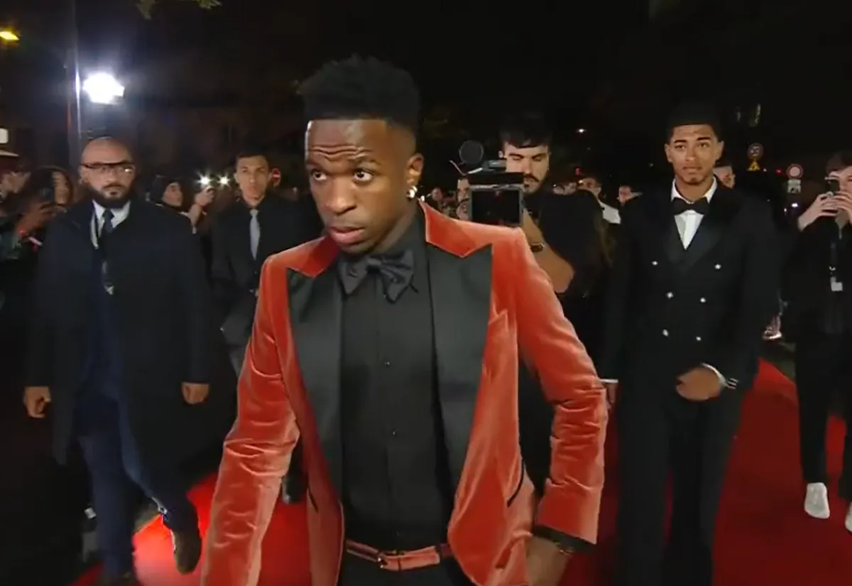 EDICIÓN ANTERIOR. Vinicius se había presentado con un llamativo traje de color rojo en la ceremonia de 2023.