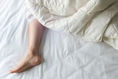 Así son las personas que duermen con los pies afuera de las sábanas, según la psicología