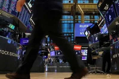 El riesgo país sigue bajando y se acerca a los 900 puntos