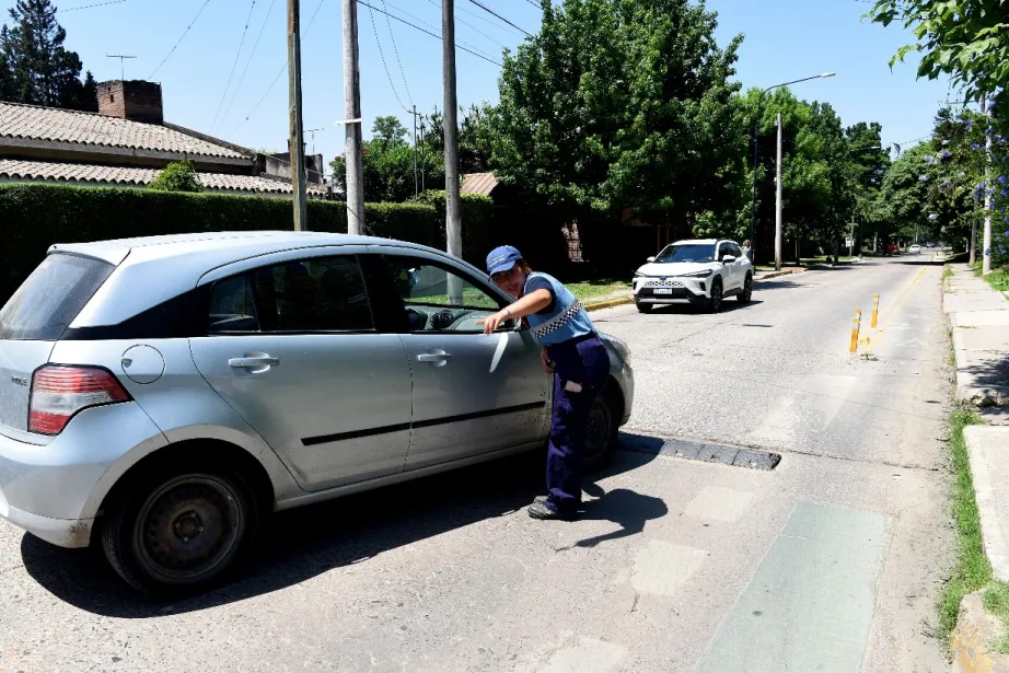 INDIACIÓN. Una inspectora de tránsito de Yerba Buena le explica a una conductora que no puede avanzar en ese sentido de Las Rosas. LA GACETA / FOTO DE JOSÉ NUNO