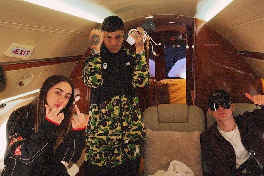 LA BANDA DE COLAPINTO. Nicki Nicole, Duki y Bizarrap en el vuelo privado que los llevó a la Fórmula 1 de México./Instagram: @nickinicole