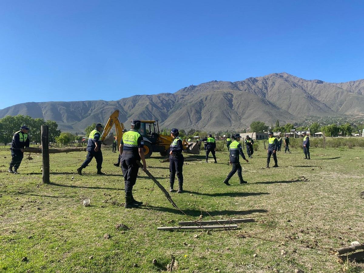 Con topadoras y quitando postes de luz: fuerte operativo en El Mollar para recuperar los terrenos usurpados