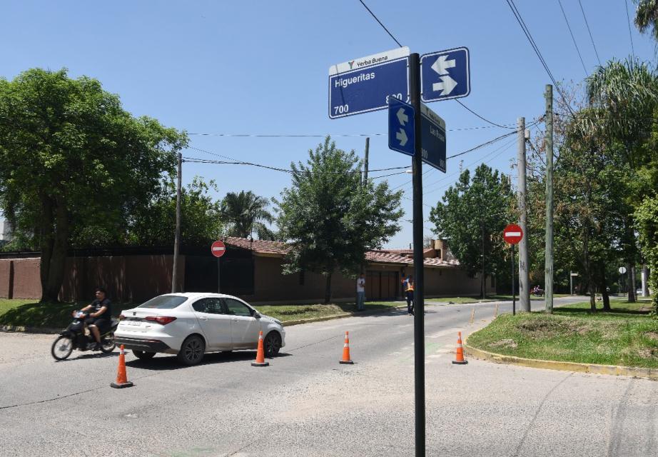 ESQUINA CLAVE. Las Rosas e Higueritas mereció especial atención por parte de la muncipalidad ya que en dirección a la Perón, a partir de Higueritas, Las Rosas vuelve a ser doble mano. LA GACETA / FOTO DE JOSÉ NUNO