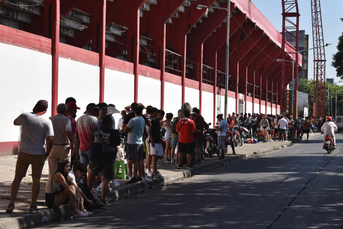 NADIE SE QUIERE PERDER LA FINAL. Los hinchas de San Martín se agolparon desde temprano en La Ciudadela para conseguir una entrada para la final de la Primera Nacional.