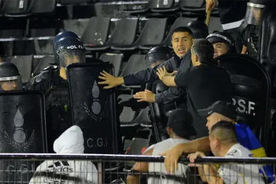 Sancionaron a los barras de Boca que se cruzaron con la policía en el duelo de Copa Argentina ante Gimnasia LP