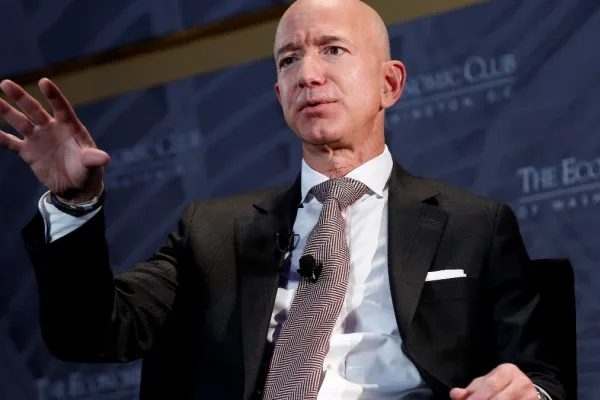 Bezos defendió la decisión de no apoyar a ningún candidato a presidente en The Washington Post