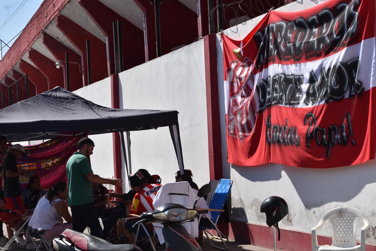 ACAMPE. Los hinchas se presentaron con carpas y sillas en los alrededores de La Ciudadela.