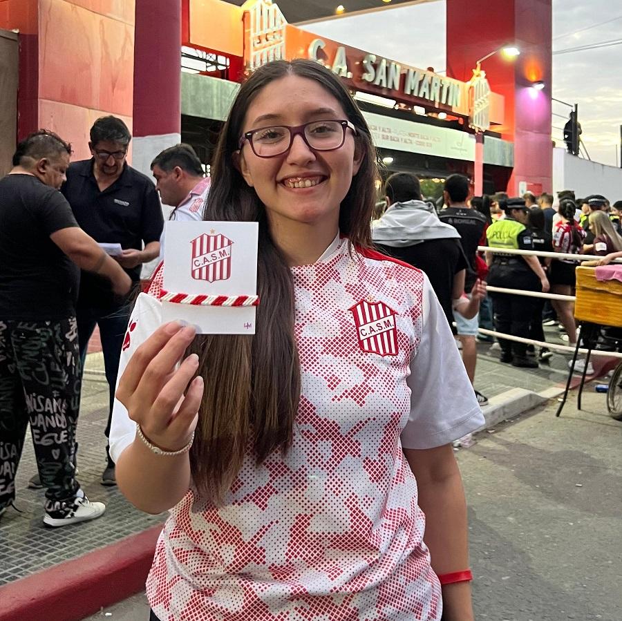 CON LAS PULSERAS. Mara de Mayo utilizó su emprendimiento para viajar a Rosario.