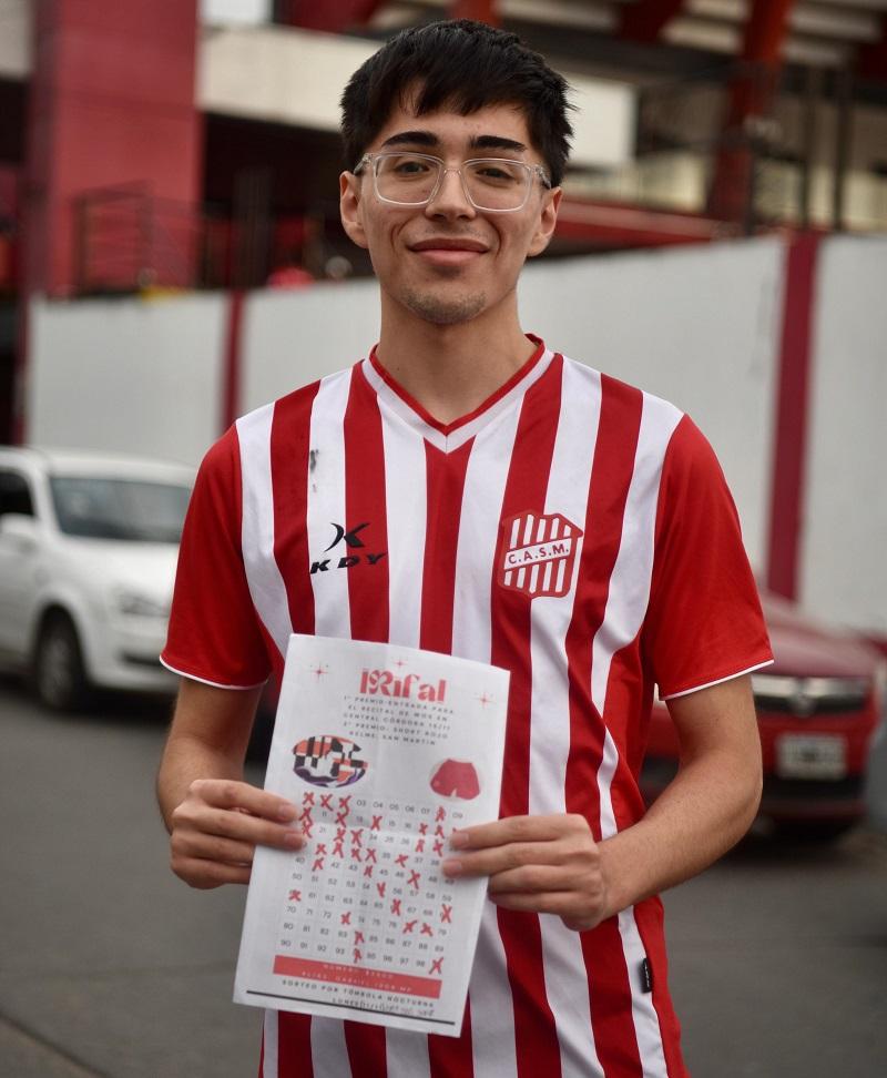 TODO POR VIAJAR. Rey vende rifas tanto en La Ciudadela como en la Facultad de Filosofía y Letras. 