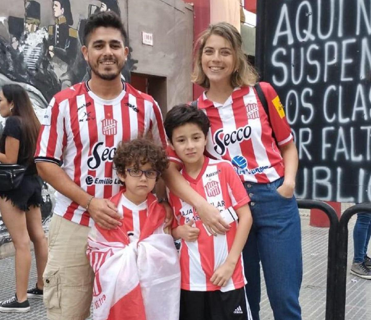 UNIDOS. Pablo Rueda posa junto a su esposa Florencia Camargo y sus dos hijos.