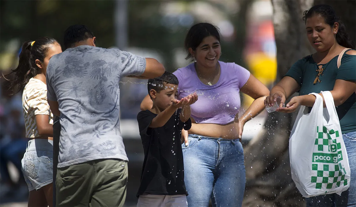 MUCHO CALOR. El pronóstico augura otra jornada pesada en Tucumán, por lo que será fundamental mantener la hidratación.