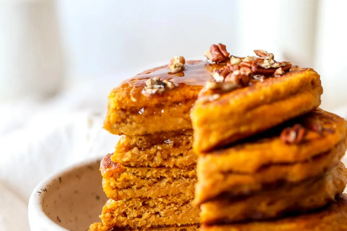 Panqueques de calabaza altos en proteína y que se preparan en solo 15 minutos. 