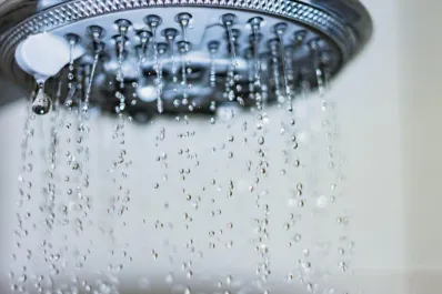 Por qué recomiendan ducharse a oscuras y cuáles son sus verdaderos beneficios