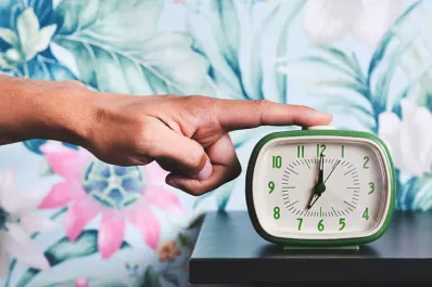 ¿Por qué a veces nos despertamos antes de que suene la alarma?