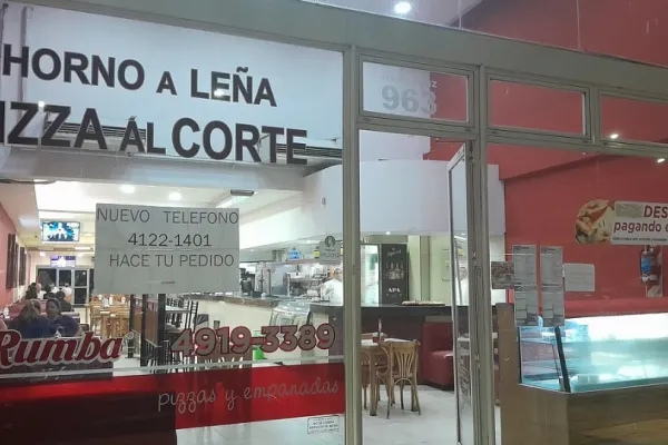 Cómo y dónde está la pizzería donde Maradona gastó su primer sueldo junto a Doña Tota