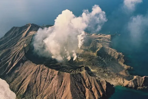 Erupción en volcán privado de Nueva Zelanda deja 14 turistas fallecidos: propietarios se declaran inocentes