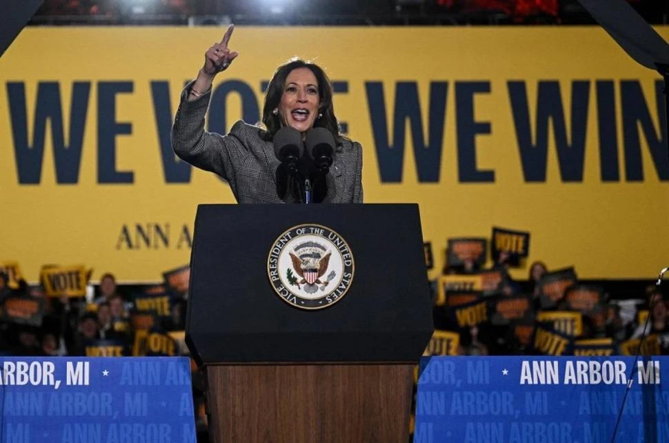 RECTA FINAL. La vicepresidenta demócrata enfatiza en su discurso las diferencias con Trump y llama “dar vuelta la página” del caos.