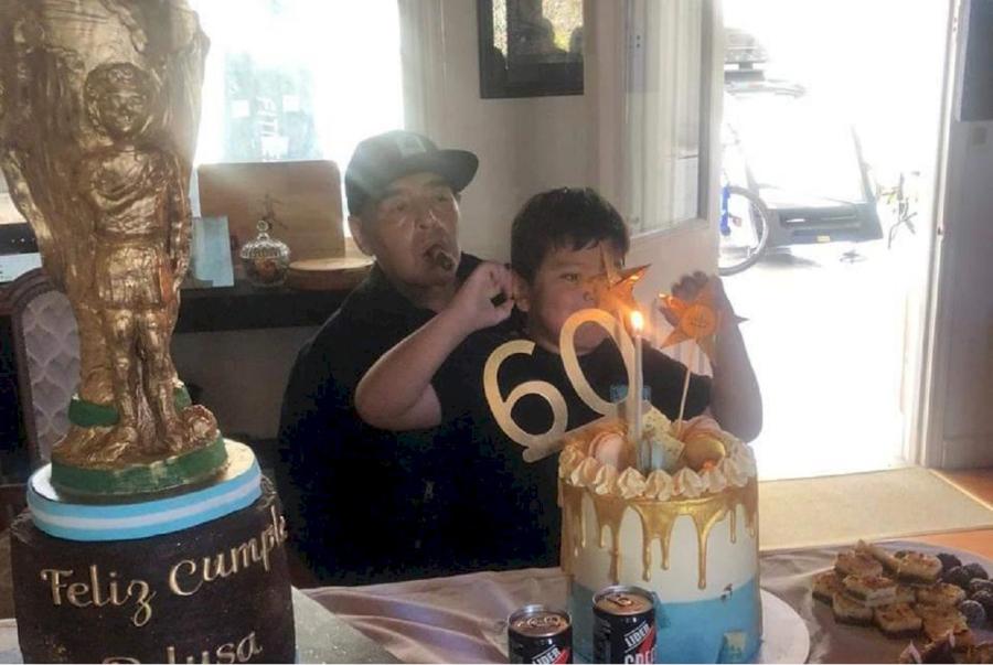 Maradona en su último cumpleaños junto a su hijo, Diego Fernando