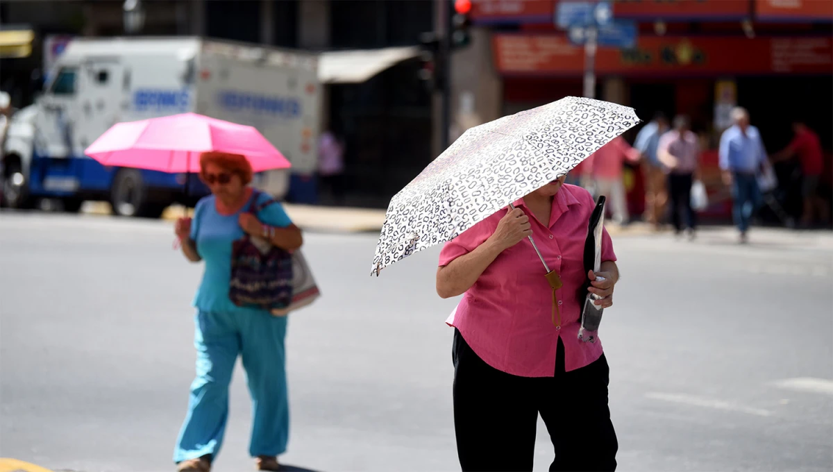 MULTIUSO. El paraguas servirá hoy tanto para el sol como para las lluvias que se anuncian por la tarde.