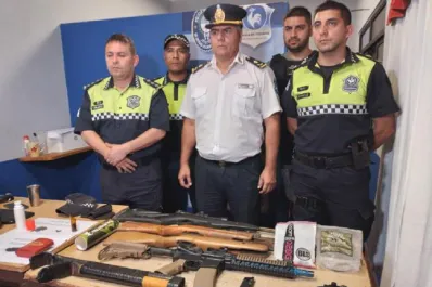 Allanaron una casa por violencia de género y encontraron un arsenal y hasta una gorra de policía