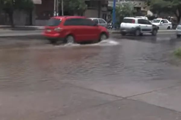 Río de agua cruda” inunda la avenida Siria: en plena crisis de suministro, vecinos denuncian una pérdida masiva