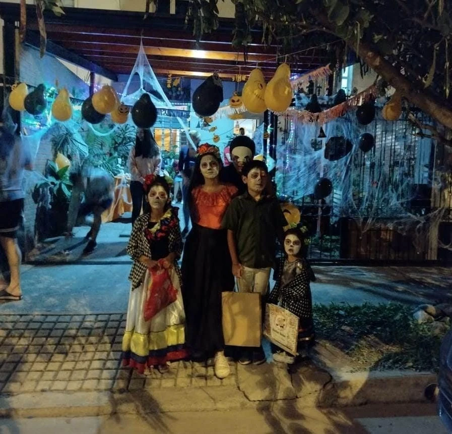 COMO EN MÉXICO. Las catrinas y catrines también pasean por las calles tucumanas en el día de brujas.