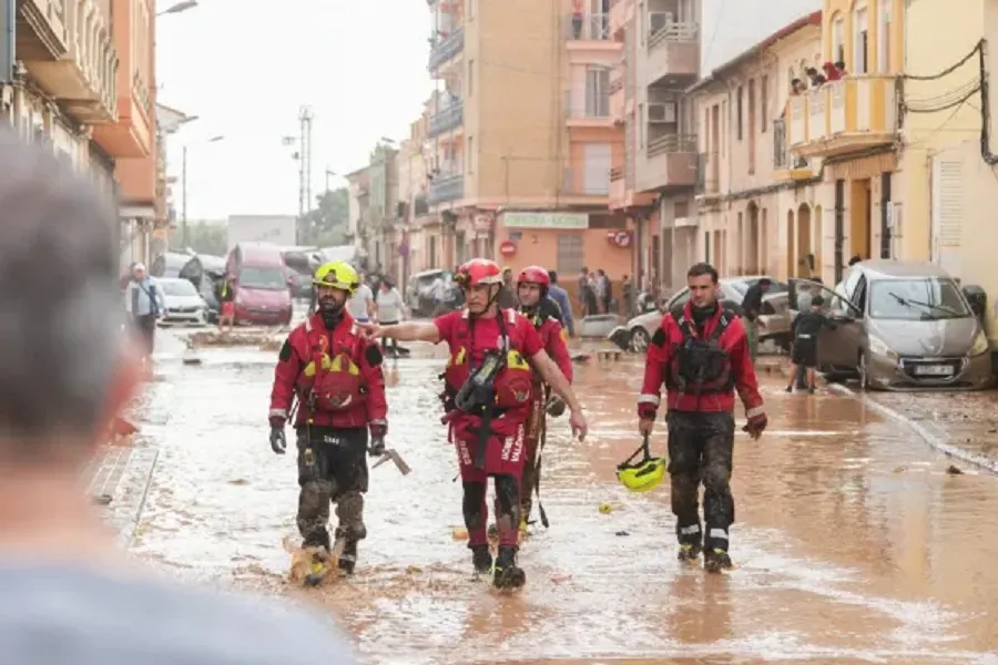 El Gobierno ofrece a España mandar cascos blancos a Valencia tras las inundaciones