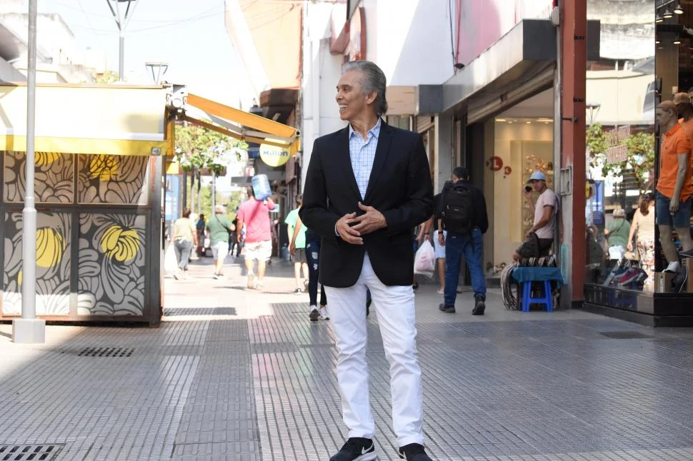 EN LA PEATONAL. Ayer, tras la entrevista en LAGACETA.Play Jairo posó para las fotos antes de que la gente lo reconociera y lo rodeara con afecto.  LA GACETA / FOTO DE ANALIA JARAMILLO