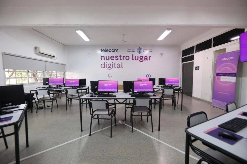 EQUIPACIÓN. El aula digital tiene 20 computadoras conectadas con banda ancha de alta velocidad. Educación Tucumán