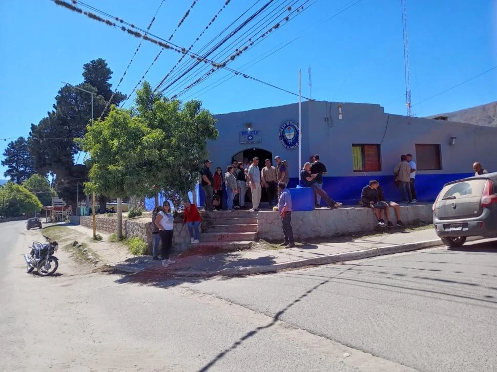 ESPERANDO RESPUESTAS. Las personas que compraron terrenos fiscales se presentaron en la comisaría de El Mollar para aclarar su situación.