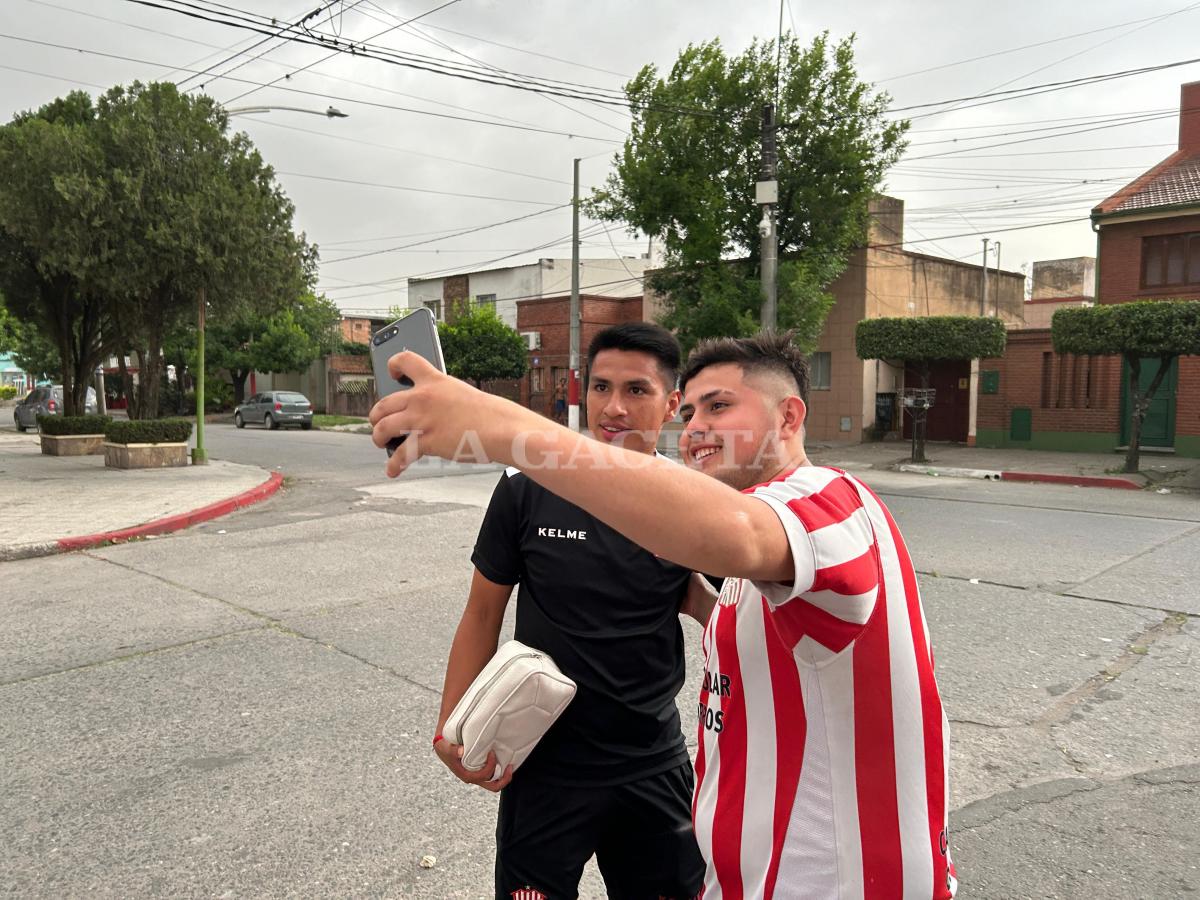 A INMORTALIZAR EL MOMENTO. Un fanático se tomó una fotografía con Gustavo Abregú.