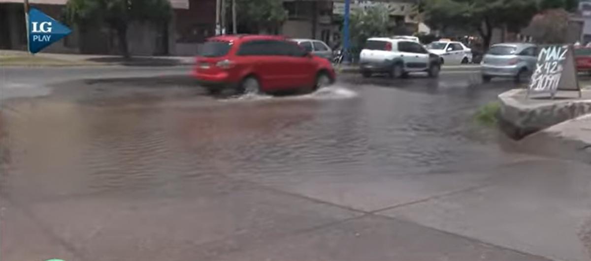 Río de agua cruda” inunda la avenida Siria: en plena crisis de suministro, vecinos denuncian una pérdida masiva