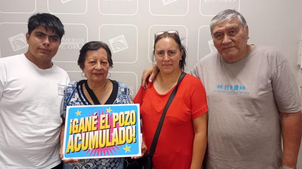 EN FAMILIA. Mercedes, de Alberdi, posa con el premio acompañada de su esposo, su hija y uno de sus nietos.