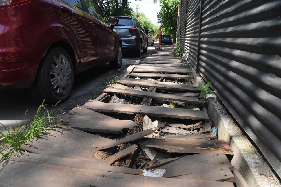 UN PELIGRO. Así luce la pasarela de madera que colocaron sobre la calle.