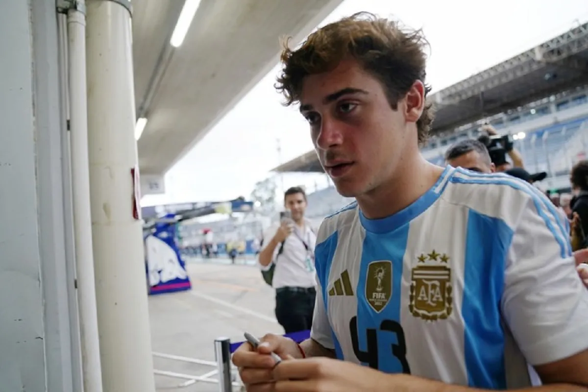 GRAN LOOK. Franco Colapinto firmó autógrafos con la camiseta de la Selección.