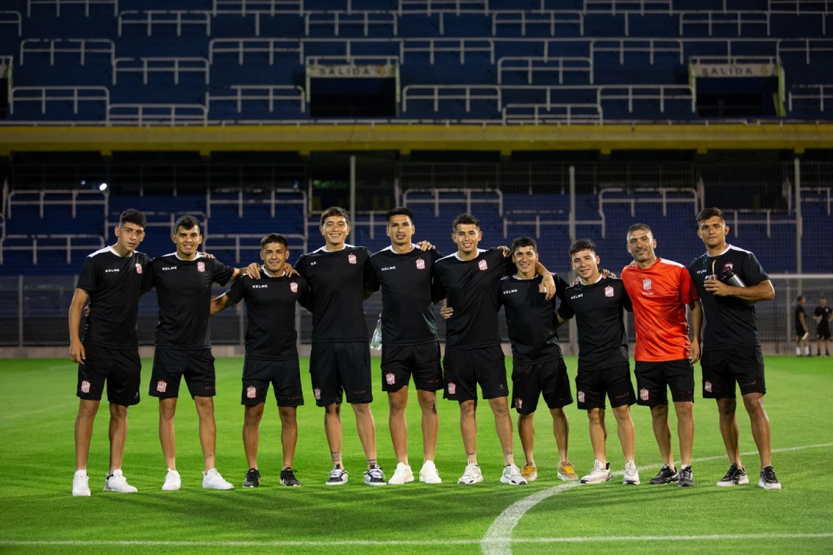 ILUSIÓN. Guillermo Rodríguez, Mauro Verón, Alan Cisnero, Tomás García, Gustavo Abregú, Nicolás Moreno, Ulises Vera, Gonzalo Gutiérrez, el profe Franco Narese y Agustín Prokop posaron en el Gigante de Arroyito.