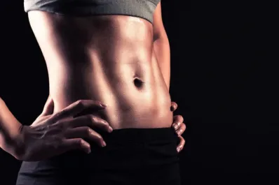 El reconocido ejercicio que ayuda a reducir la cintura y fortalece los glúteos