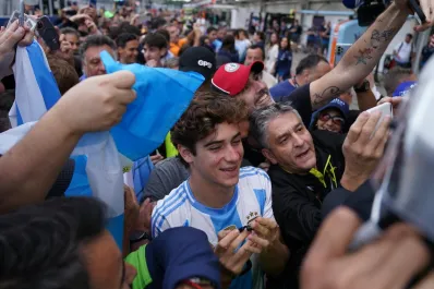 Con la camiseta de la Selección argentina, Colapinto saludó a una gran cantidad de fanáticos en Brasil