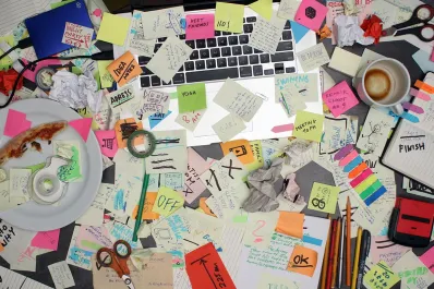 Según la psicología, trabajar en un escritorio desordenado puede beneficiar nuestra mente
