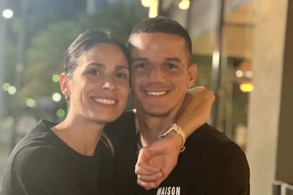 La pasión de los hinchas de San Martín de Tucumán es contagiosa; obliga a cantar y alentar, dijo la pareja de Darío Sand