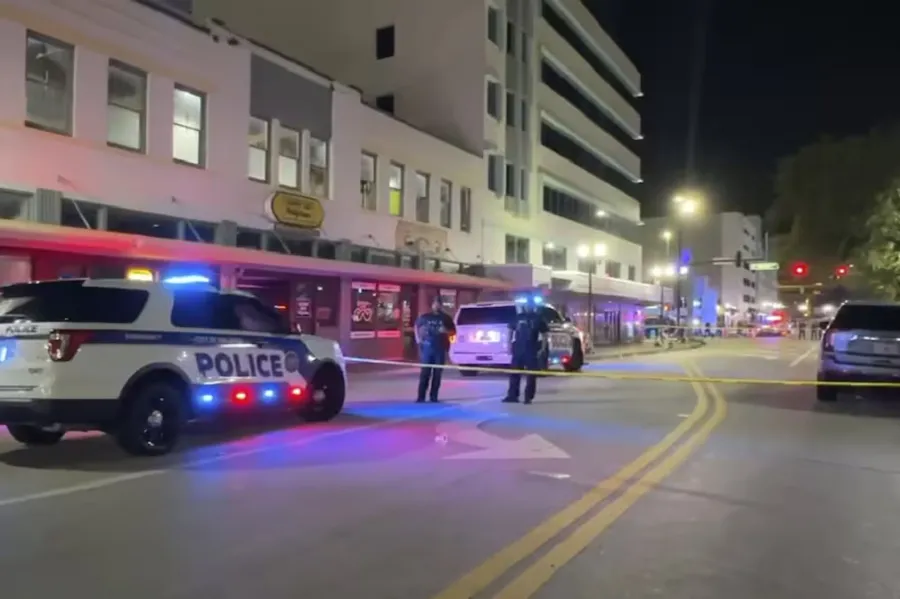 La policía investiga la escena de dos tiroteos que tuvieron lugar entre multitudes durante las celebraciones de Halloween a primera hora del viernes 1 de noviembre. 2024 en Orlando, Florida 