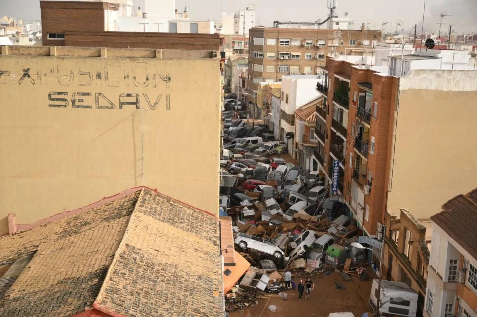 TRISTEMENTE FAMOSOS. Las imágenes de la destrucción que dejaron las lluvias en Sedaví han dado la vuelta al mundo tras el paso de la DANA.  