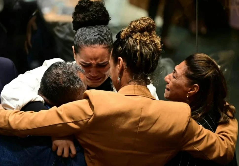 LUEGO DEL VEREDICTO. Familiares de Marielle Franco se abrazan una vez conocida la sentencia. 