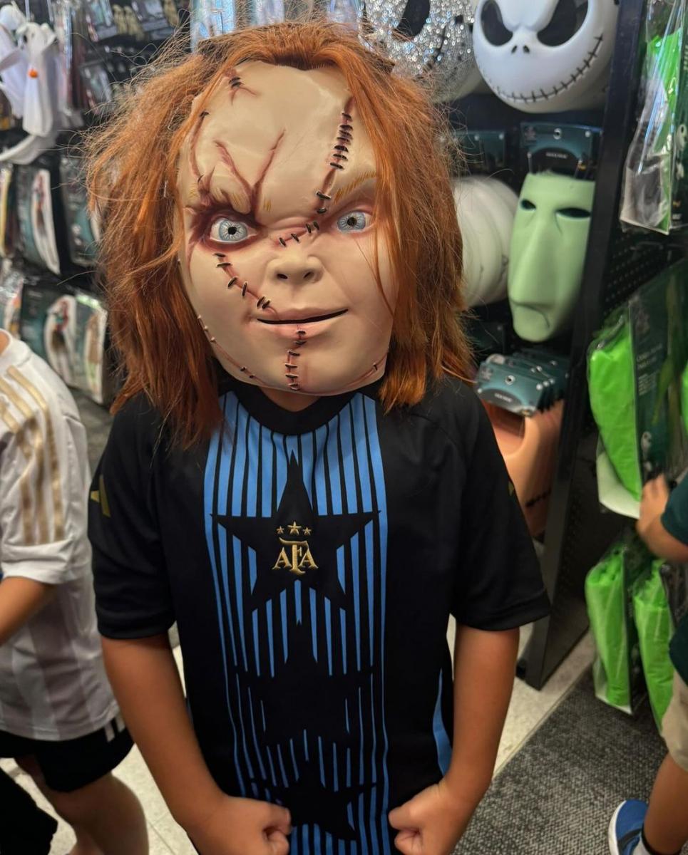 LLAMATIVO. Mateo Messi posando con el disfraz de Chucky y una camiseta de entreno de la Selección Argentina.